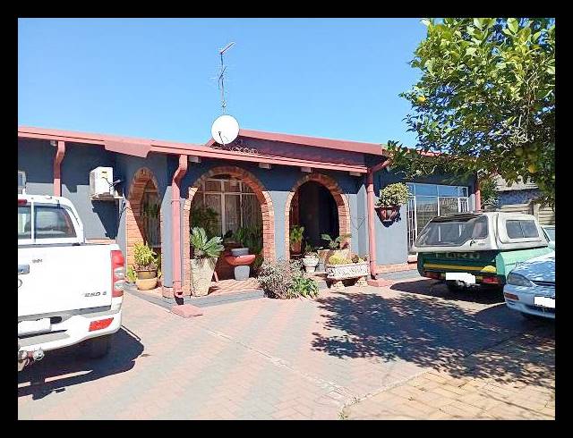 4 BEDROOM HOUSE FOR SALE IN VANDERBIJLPARK CE 2..